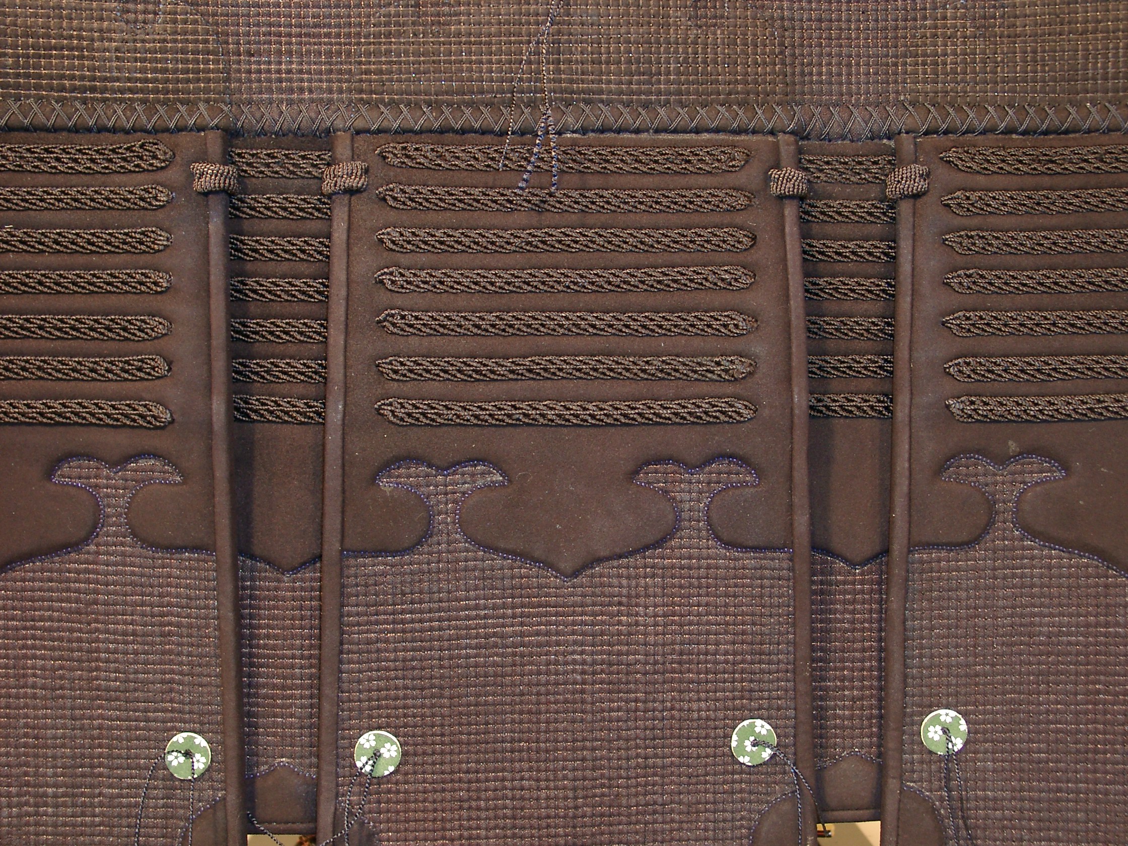 Detailansicht einer handgenaehten 1.0bu Tare mit Lederapplikationen