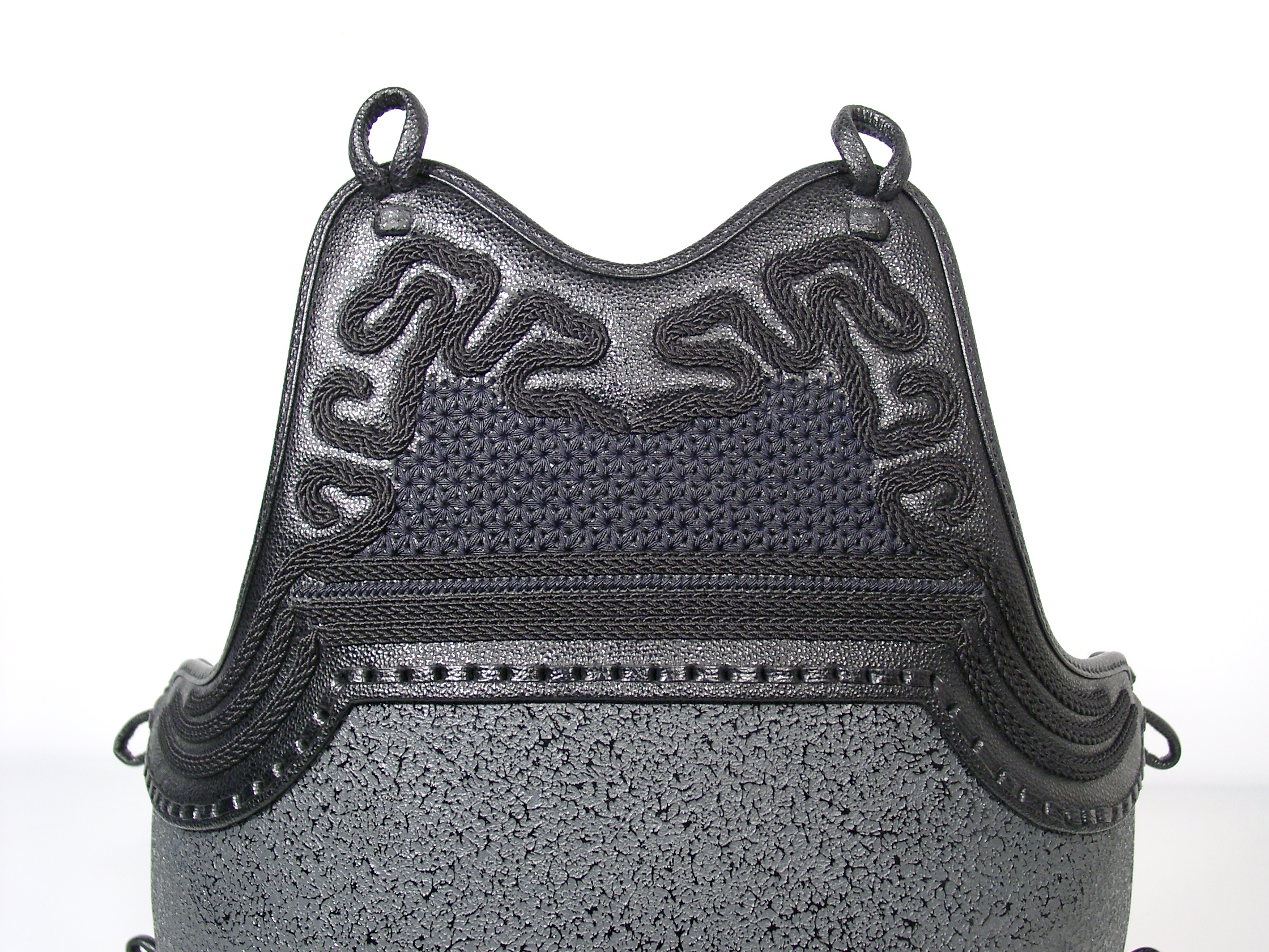 Bauchpanzer einer handgenaehten 1.0bu Kendo-Ruestung mit Mune-Detailansicht